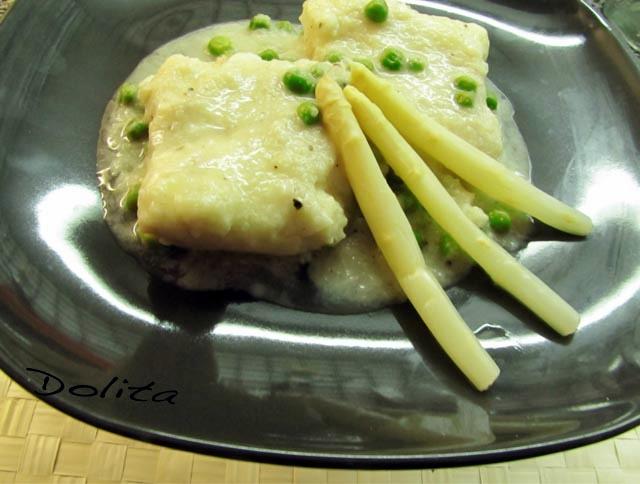 MERLUZA EN SALSA DE PUERROS CON GUISANTES