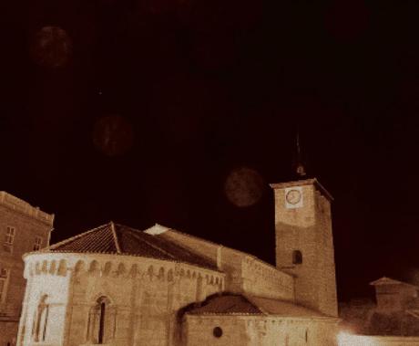 Toma casual, nocturna, a Iglesia en el casco antiguo de Allariz - manipulada con GIMP