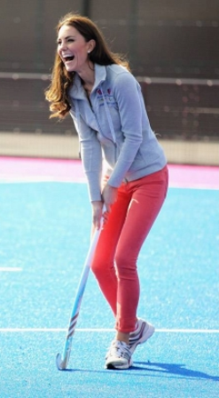 La Duquesa de Cambridge juega al hockey. Analizamos su look