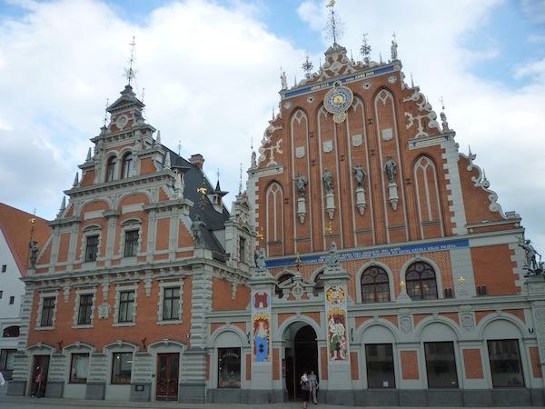 Plaza de Riga con preciosos edificios, Letonia