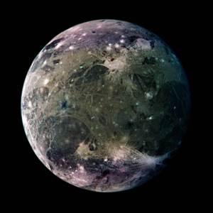 Ganímedes, mide más de 5,000 km de diámetro, y es el mayor satélite natural del Sistema Solar