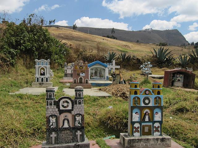 CEMENTERIO DE SAN FRANCISCO DE HUAMBOCANCHA: LA MUERTE EN TECNICOLOR