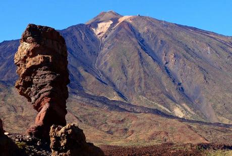 Foto Roque Cinchado con el Teide a sus espaldas