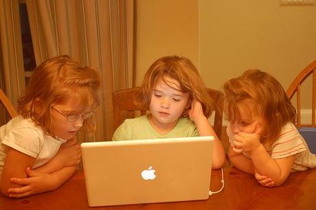 Los niños consultan más a Google que a sus padres