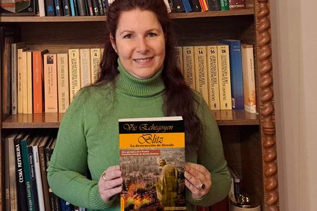 Vic Echegoyen conmemora el 80 aniversario del final de la segunda Guerra Mundial con su novela histórica Blitz, la destrucción de Dresde Vic Echegoyen conmemora el 80 aniversario del final de la segunda Guerra Mundial con su novela histórica Blitz, la destrucción de Dresde