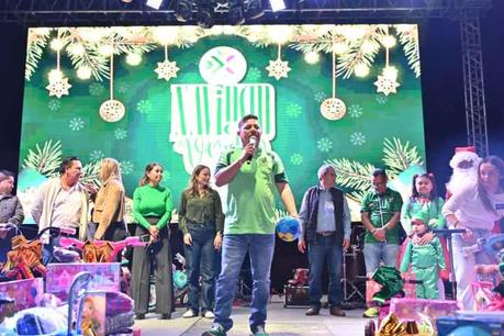 Ricardo Gallardo lleva celebraciones navideñas a familias de Ahualulco y Mexquitic Ricardo Gallardo lleva celebraciones navideñas a familias de Ahualulco y Mexquitic