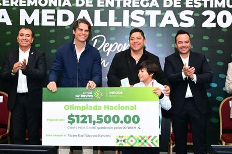 Ricardo Gallardo entrega estímulos a medallistas potosinos