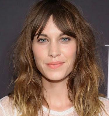 Tendencia 2026: Messy & Airy Hair, el look “recién levantada” con onda. Tendencia 2026: cabello airy Hair, natural textura, ondas. Mujer hombre corte de pelo shampoo seco como usar scrunching para que sirve