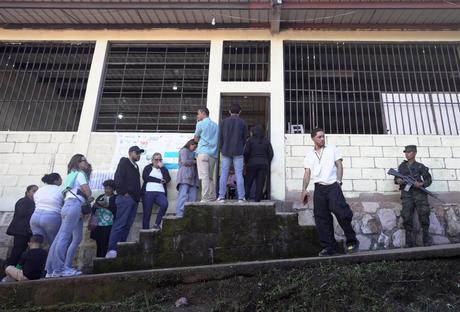 Las autoridades electorales de Honduras reanudan el escrutinio