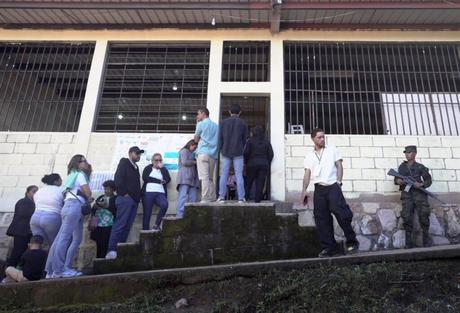 Las autoridades electorales de Honduras reanudan el escrutinio