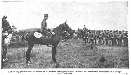 1918: Alfonso XIII pasando revista en La Albericia al Regimiento de Infantería Valencia en el día de su Patrona