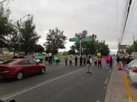 Madres bloquean la lateral de carretera 57 para exigir la reapertura de la guardería Jardín de los Chavos