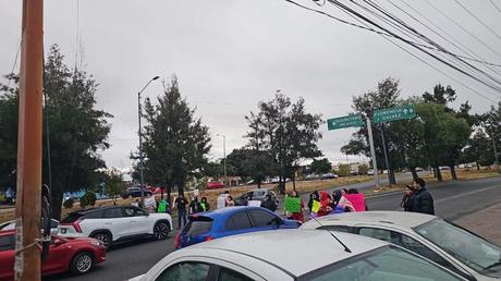 Madres bloquean la lateral de carretera 57 para exigir la reapertura de la guardería Jardín de los Chavos