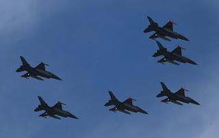 El show del F-16 y la crueldad del pensamiento liberal