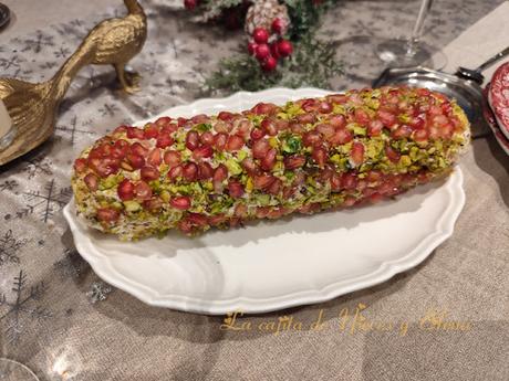 Rulo de queso y salmón con pistachos y granada: un aperitivo gourmet