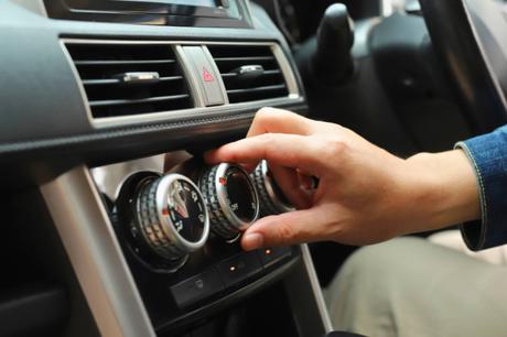 Dónde hacer la carga de aire acondicionado del coche en Málaga con garantías reales