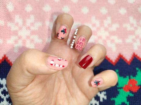 Diseño de uñas para Navidad en rosa y rojo