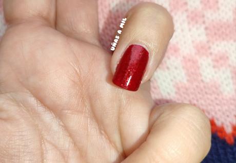 Diseño de uñas para Navidad en rosa y rojo