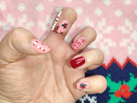 Diseño de uñas para Navidad en rosa y rojo