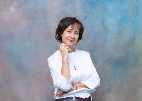 ´Una flor llamó a mi puerta´; el viaje interior de Elena López Zabalo hacia la plenitud y el reencuentro con el niño interior. ´Una flor llamó a mi puerta´; el viaje interior de Elena López Zabalo hacia la plenitud y el reencuentro con el niño interior.