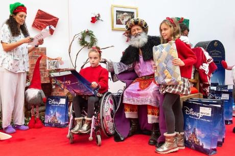 El Rey Melchor visita a los niños ingresados en el Hospital de Parapléjicos en una gran fiesta de Navidad