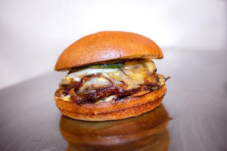 Fry House revoluciona las hamburguesas con la ramen cheeseburger en Barcelona la primera Ramen cheeseburguer
