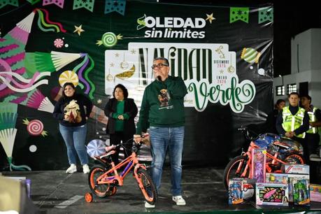 Alcalde Juan Manuel Navarro continúa llevando la magia de la Navidad a las familias soledenses