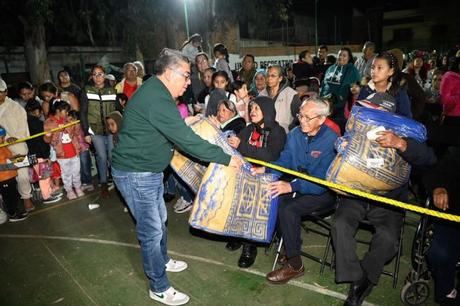 Alcalde Juan Manuel Navarro continúa llevando la magia de la Navidad a las familias soledenses