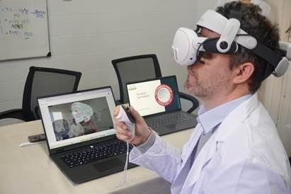Uno de los cirujanos con el equipo de realidad aumentada en sus ojos. Foto GCBA