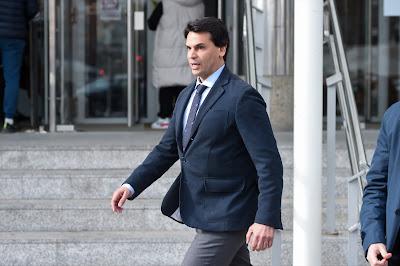 “Mr. Burnet o alguien de su entorno”.