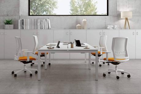 Diseño inteligente para espacios de trabajo que equilibran orden, comodidad y estilo