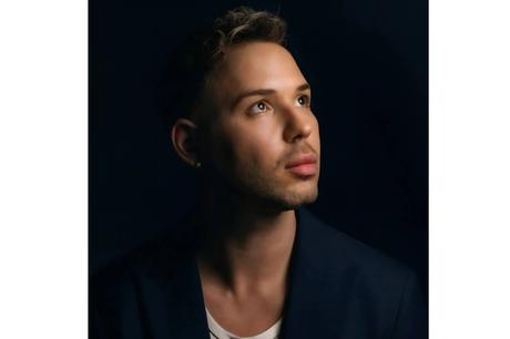 Michael Perrier rompe el silencio en Cicatrices silenciosas, un testimonio sin concesiones sobre el abuso, el acoso y la supervivencia.