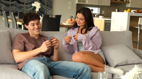 “Otro amor fuera de tiempo” llega a las plataformas TVOD “Otro amor fuera de tiempo” llega a las plataformas TVOD