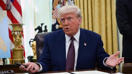 Trump intensifica la presión: Ordenó un «bloqueo completo» de todos los barcos petroleros sancionados que intenten entrar o salir de Venezuela