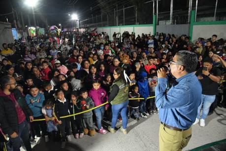 Niñas y niños conviven en posadas navideñas en colonias de Soledad