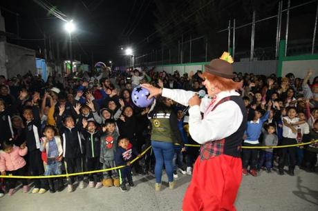 Niñas y niños conviven en posadas navideñas en colonias de Soledad