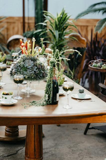 Mesa para que los invitados puedan sentarse y dejar los platos durante el cóctel Mesa para que los invitados puedan sentarse y dejar los platos durante el cóctel