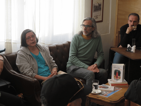 Gladys Díaz, aferrada a su balsa en el fraternal mar de Valparaíso