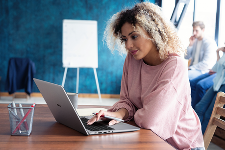 ASUS lanza notebook corporativo con IA integrada: ideal para entornos híbridos