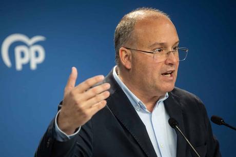 Tellado, Bravo y Arenas ya están en la sede del PP para el recuento y se espera la llegada de Feijóo y Sémper