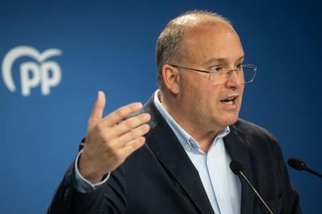 Tellado, Bravo y Arenas ya están en la sede del PP para el recuento y se espera la llegada de Feijóo y Sémper