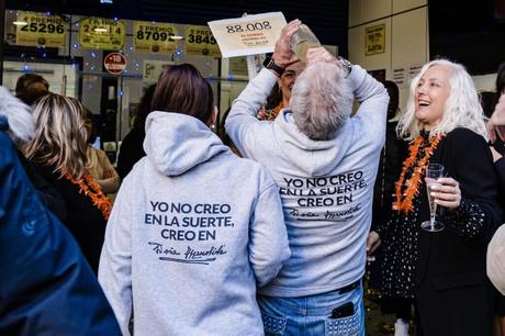 Lotería- Loteros esperan vender más de 3.500 millones de euros en décimos del sorteo de Navidad y superar ventas de 2024