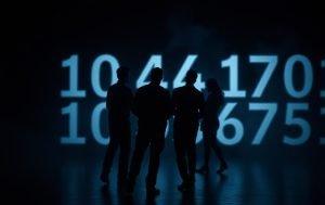 Efecto arrastre y sesgo de confirmación: cómo nuestra mente distorsiona los números