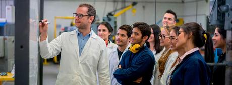 El socialismo de Sánchez maltrata y condena a toda una generación joven