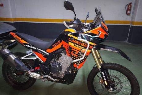 ADHESIVOS EMBARRADOS lanza diseños onroad personalizados con máxima resistencia y estética cuidada