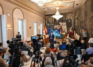 Monaguillos del Campo de Calatrava visitan la Diputación de Ciudad Real guiados por su presidente