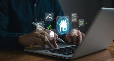 Portatil con información sobre préstamos hipotecarios y seguros