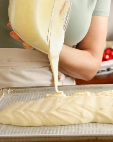 verter mezcla sobre fuente