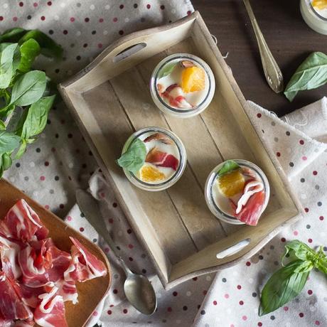 Ajoblanco con jamón legado ibérico, sardina ahumada, naranja y albahaca