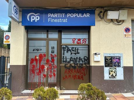 Atacan con pintadas la sede del PP en Finestrat, localidad de la que era alcalde Pérez Llorca